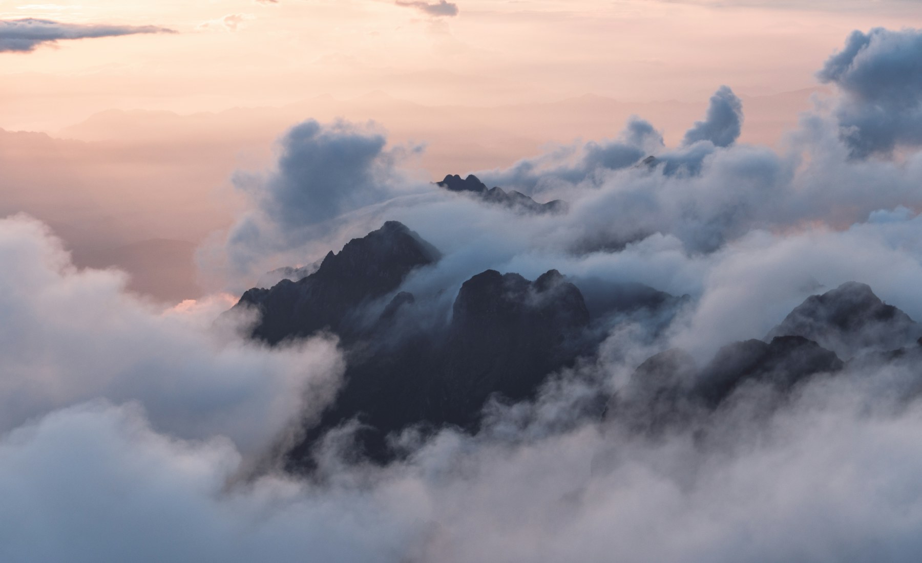 Wolkenlucht boven de bergen
