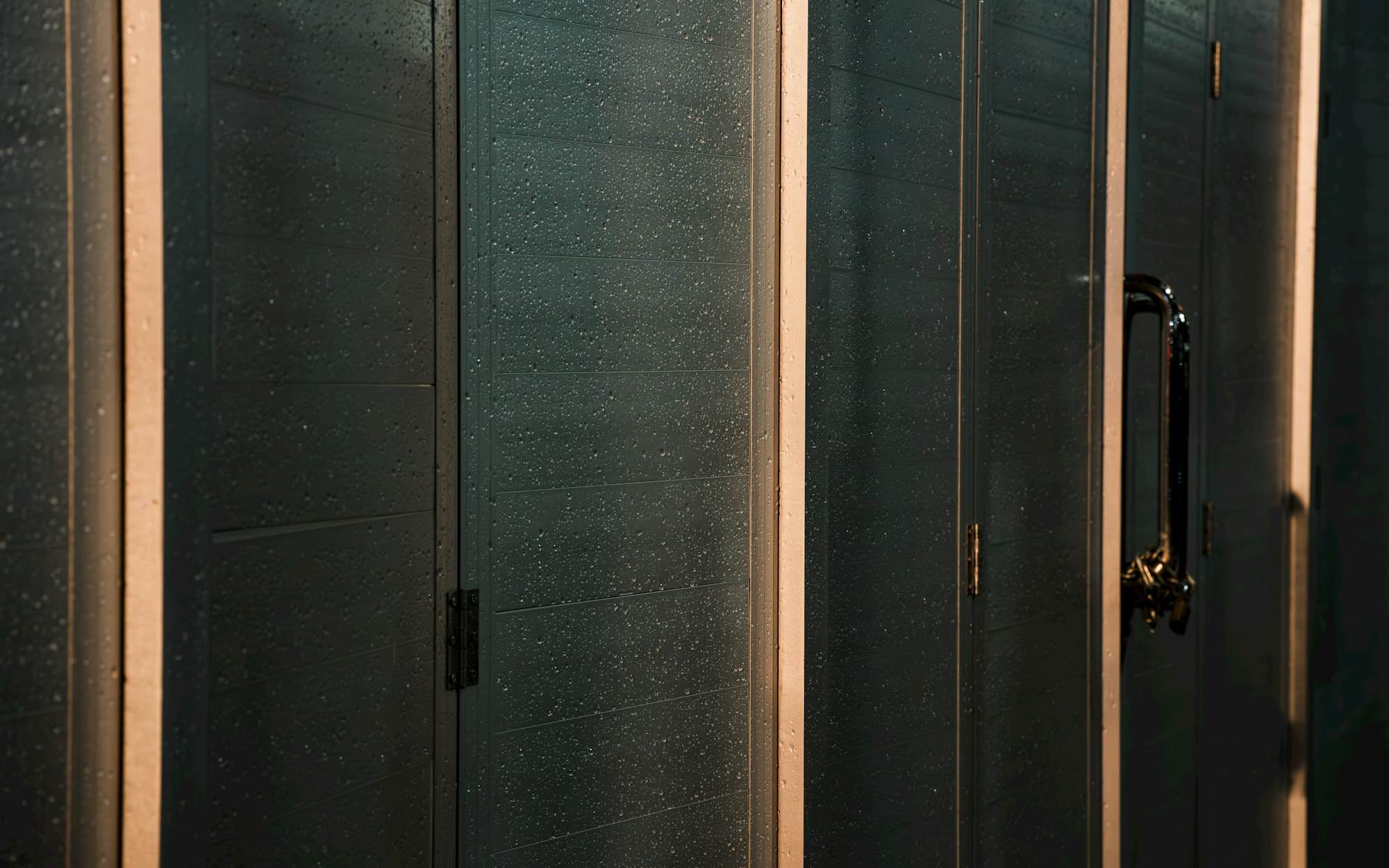 Donkere serverhal met rijen serverracks