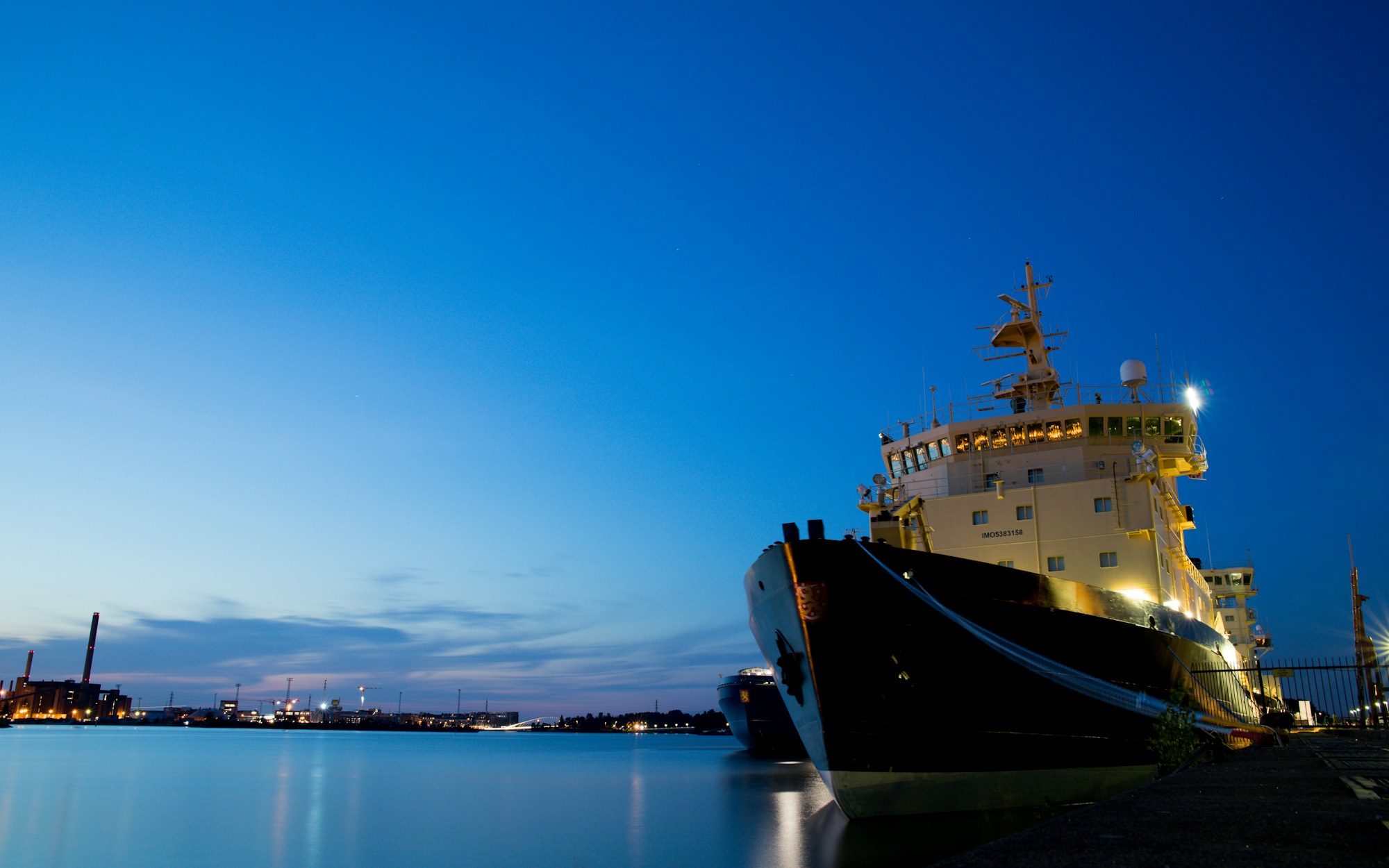Scheepswerf met schip in het dok bij schemering