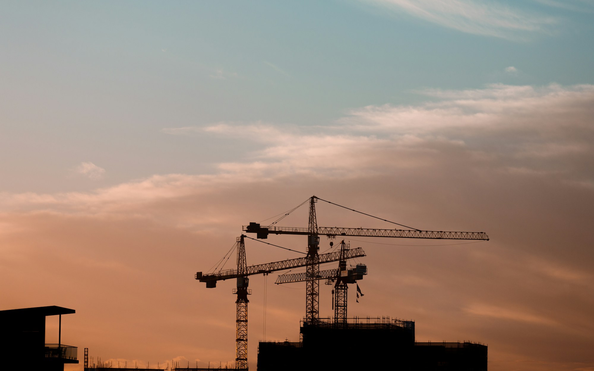 Torenkraan tegen de avondlucht