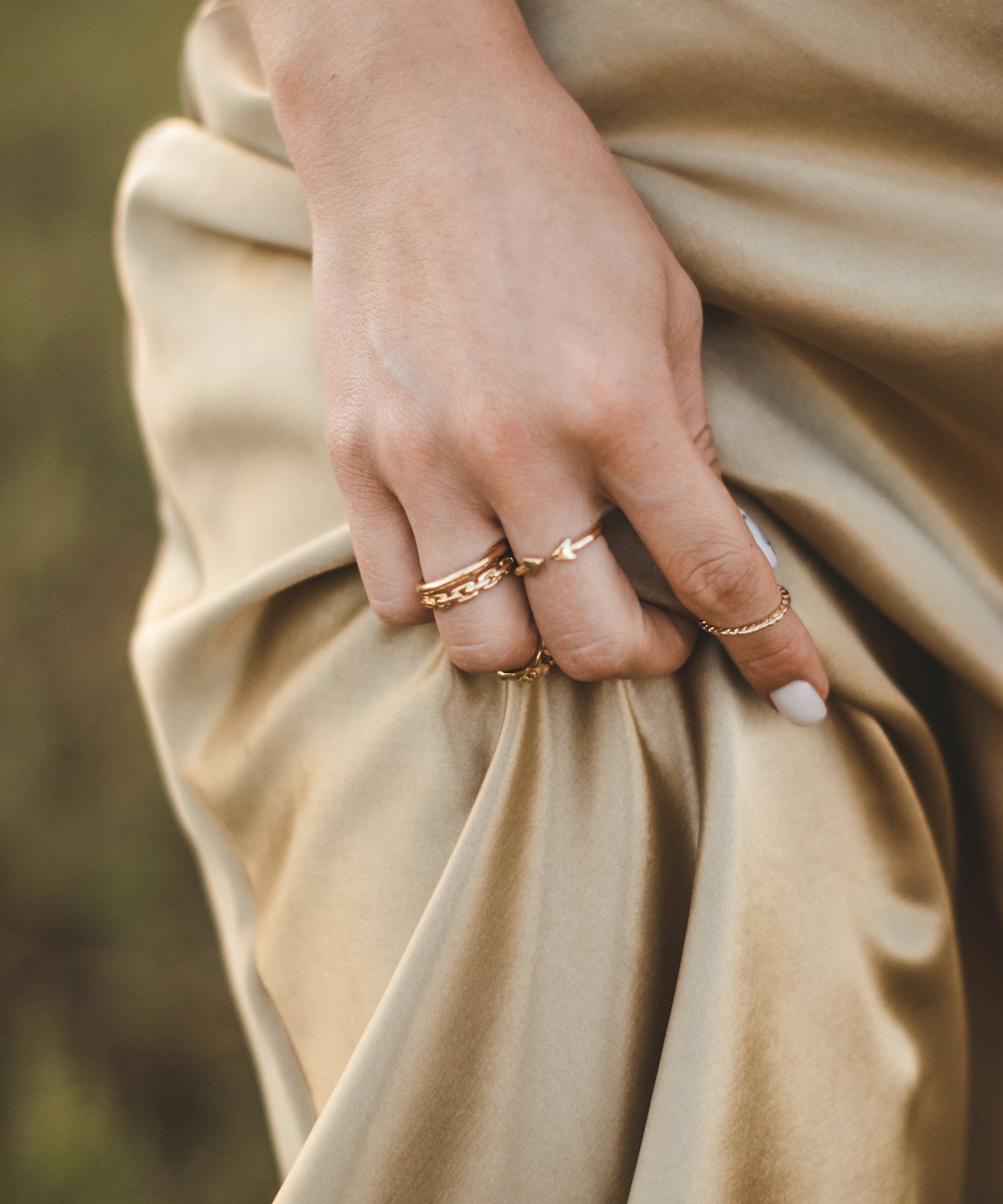 Gouden ring met edelsteen, gefotografeerd van dichtbij