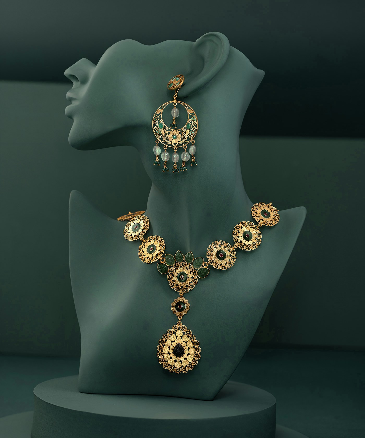 Gouden collier met hangers, gefotografeerd van dichtbij