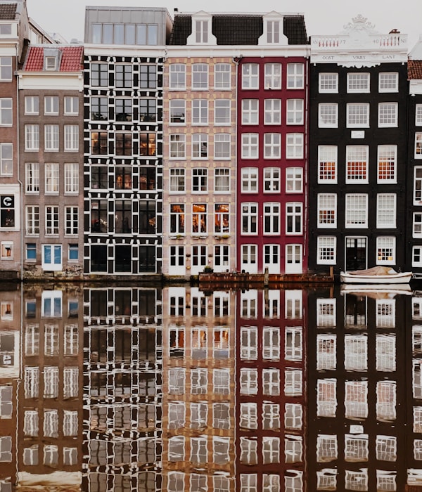 Voorkant van de checklist met Nederlandse grachtenpanden