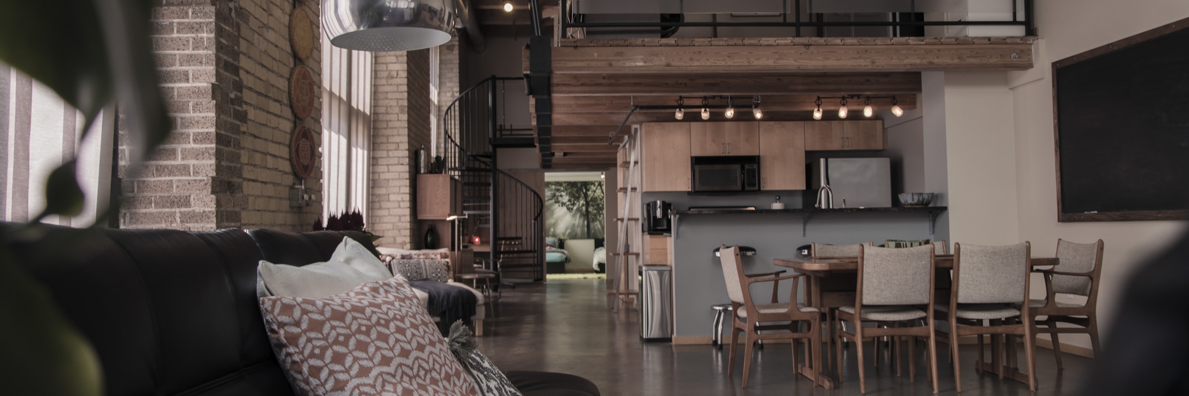 Breedbeeldopname van een modern loft-interieur
