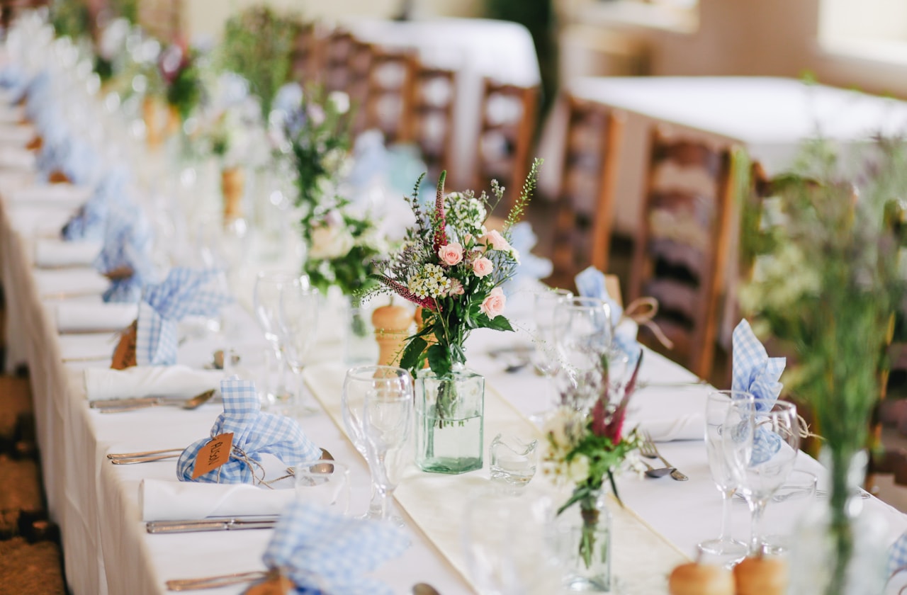 Gedekte trouwtafel met bloemen