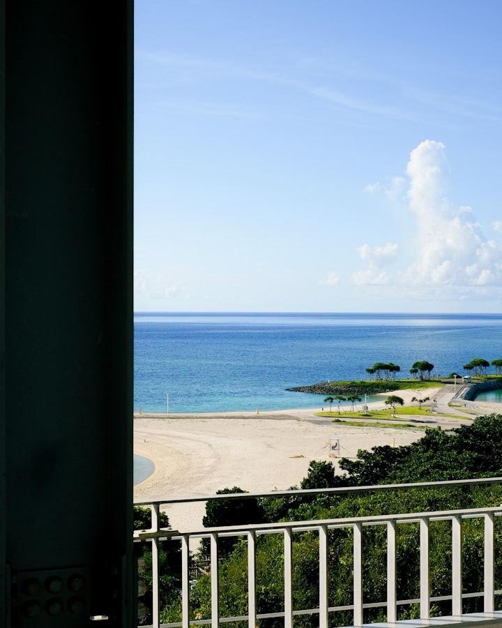 Lichte hotelkamer met uitzicht op zee