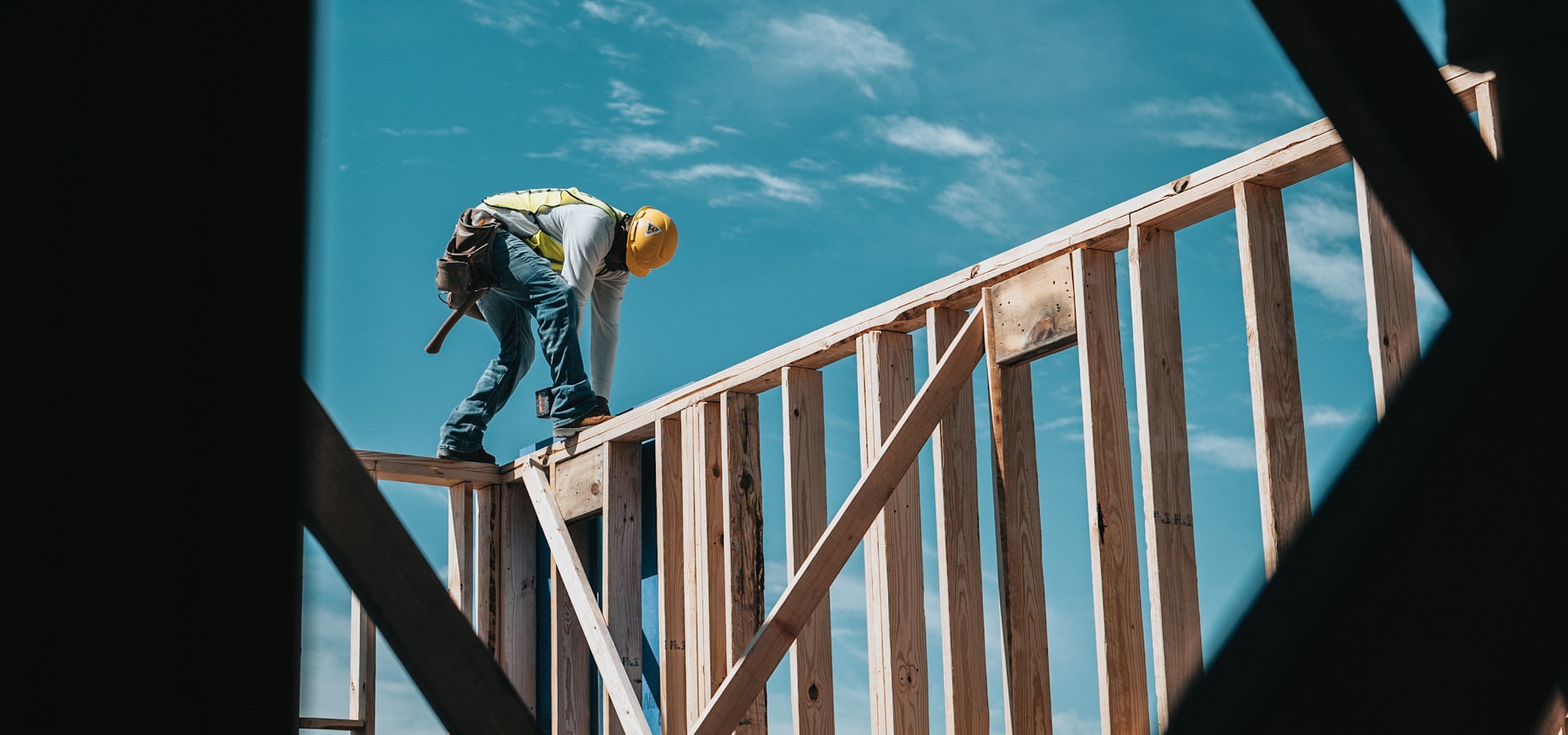 Dakdekker aan het werk op een dak