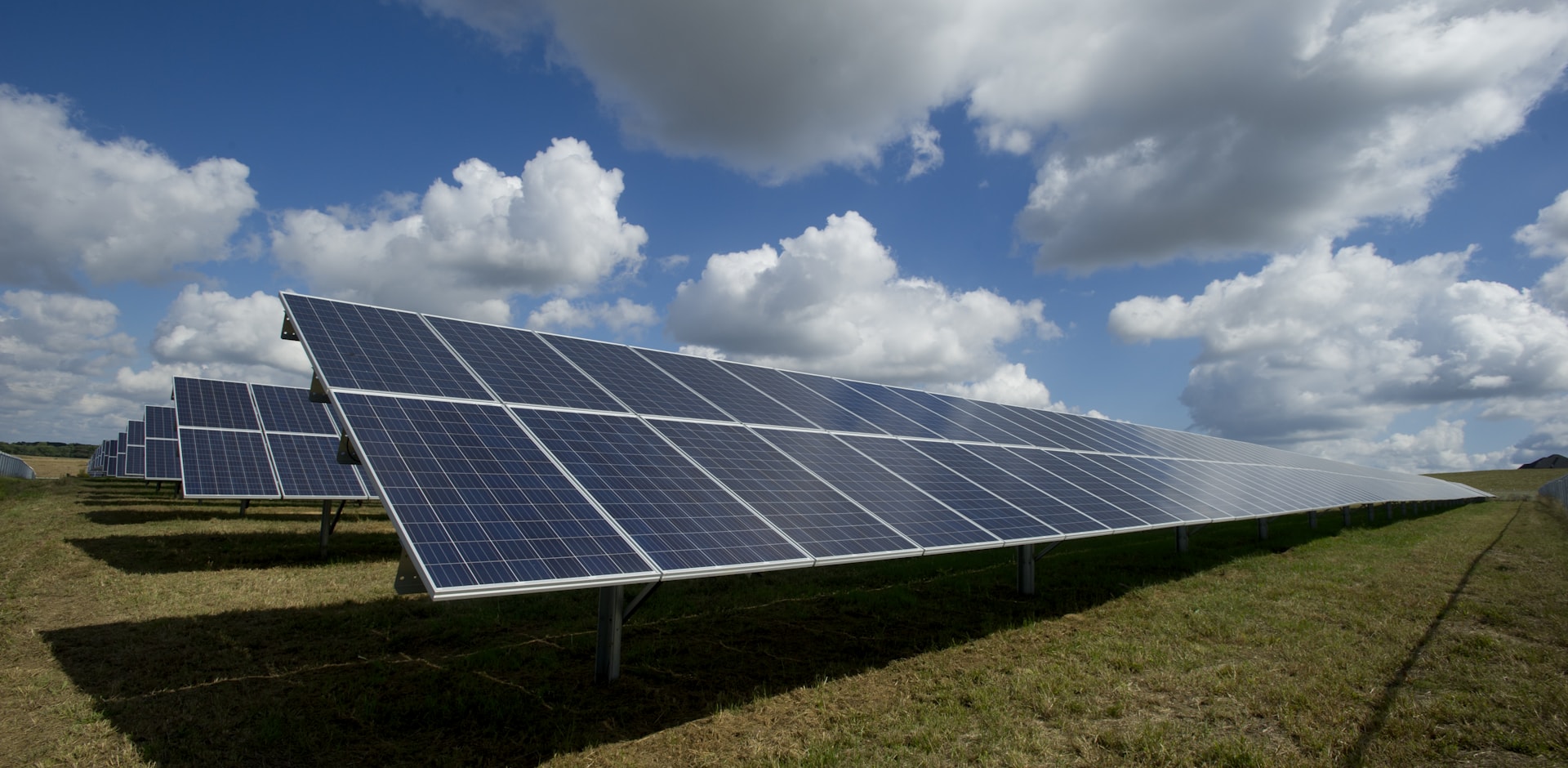 Zonnepanelen in een veld